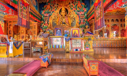 Tại sao việc cúng dường vàng lá lên tượng Phật lại mang lại công đức to lớn?